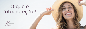 Mulher segurando chapéu de praia o que é fotoproteção | Dr kaliandra
