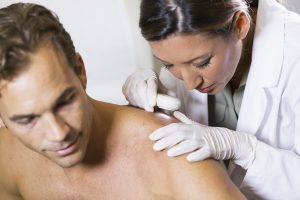 Medica examinando pele do paciente